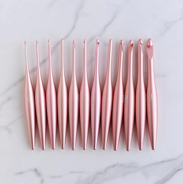 Furls Crochet Hook, Blush Streamline Metal Polished & Matte Finish, Ergonomic Handle Crochet Hooks 7"