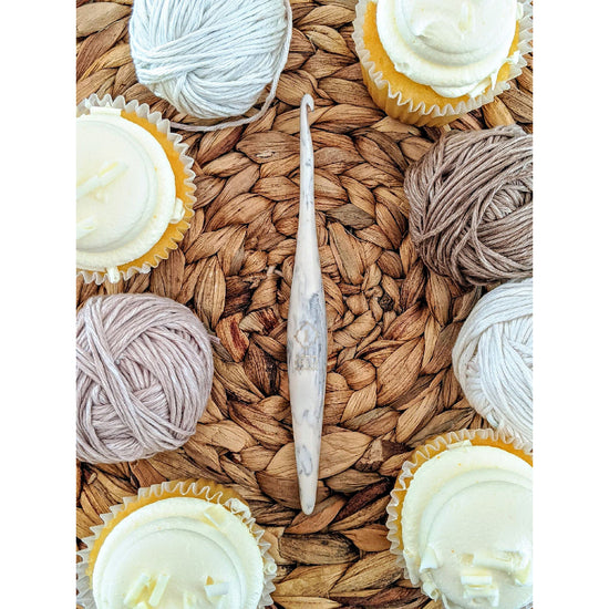 FURLS Streamline Swirl Cookie Crochet Hook 7"