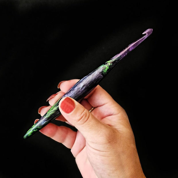 Furls Crochet Hook, Borealis Streamline Galaxy, Ergonomic Handle Crochet Hooks 7"