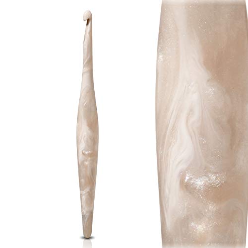 FURLS Streamline Swirl Cream Crochet Hook 7"